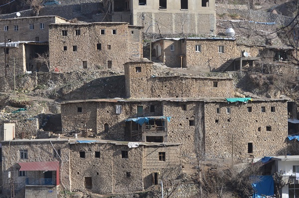 Bu evlerin sırrı ne? Hem kolonsuz hem de dimdik ayakta