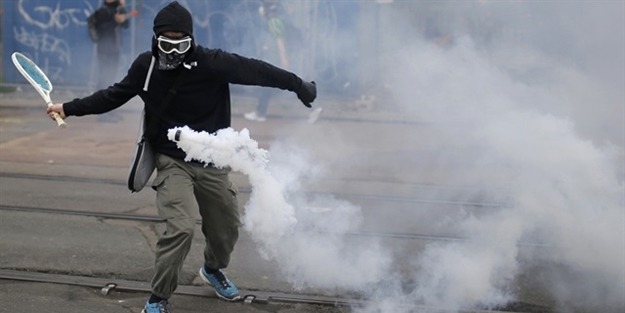 Bu fotoğraf Fransa'da eylemlerin sembolü oldu