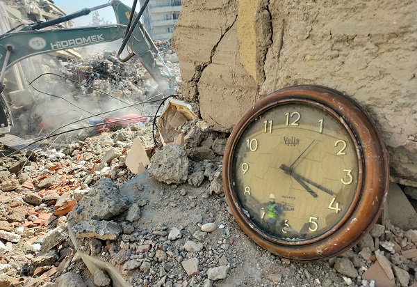 Bu fotoğraflar yürekleri yaktı! Depremi anlatan en acı kareler