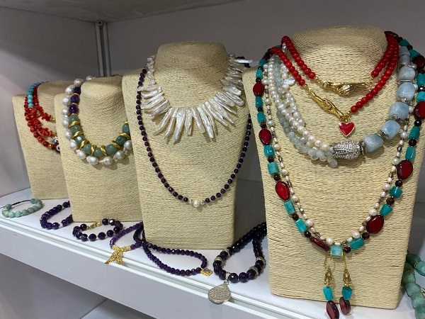 Bu fuar kadıların ilgisini çekiyor! Bakın değerli ve sahte taş arasındaki fark neymiş