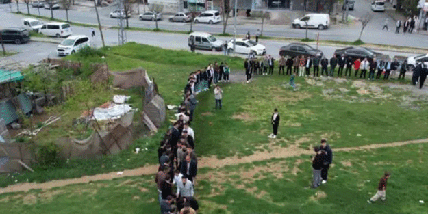 Bu gelenek asırlardır sürüyor! Teker teker sıraya girip başladılar