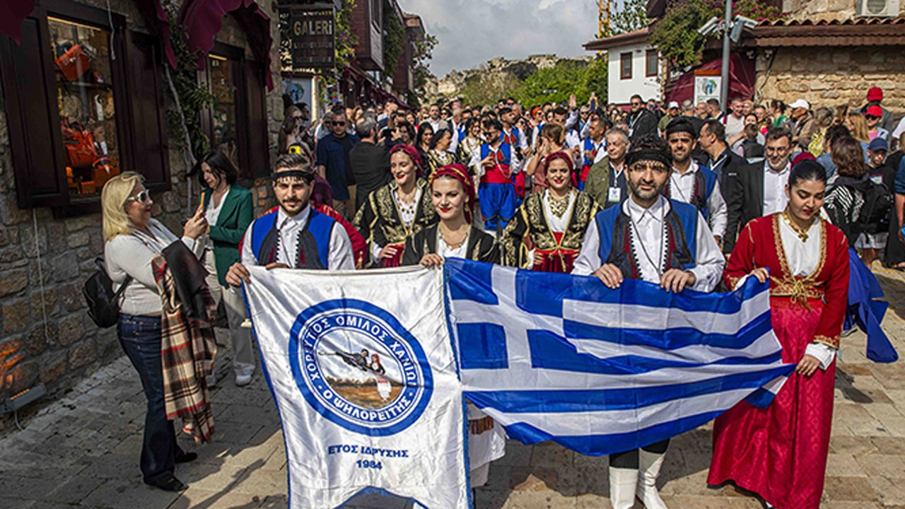 Bu gidişle Türk bayrağını unutacaklar! CHP’li belediyenin etkinliğinde Yunan bayrağı