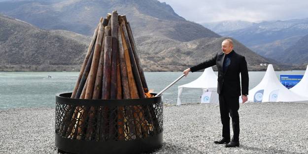 Bu görüntü işgalci Ermenistan'ı kudurtacak! Azerbaycan Devlet Başkanı Aliyev nevruz ateşini orada yaktı