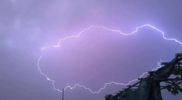 Bu görüntü Kayseri'de kaydedildi! Şimsekler Türkiye haritası çizdi