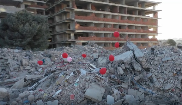 Bu görüntü yürekleri dağladı! Balonlar enkaza neden asıldı?