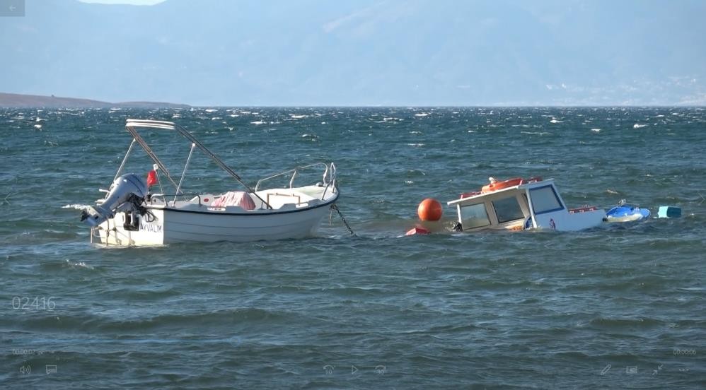 Bu görüntüler Ayvalık'ta çekildi! Tekneler tek tek battı