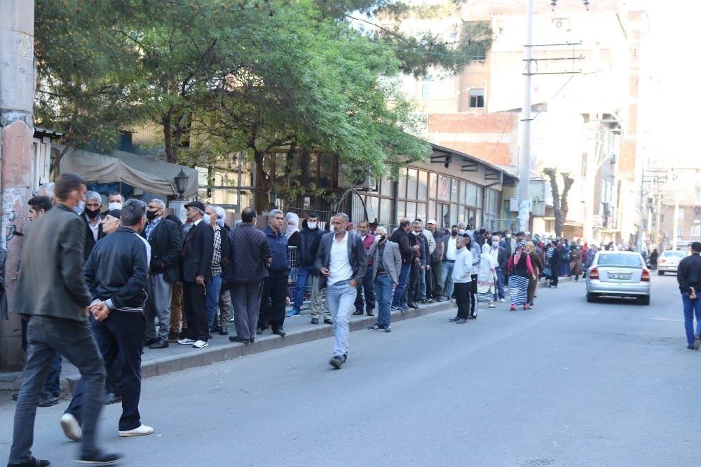 Bu görüntüler Diyarbakır’dan, sosyal mesafe kuralını hiçe saydılar 