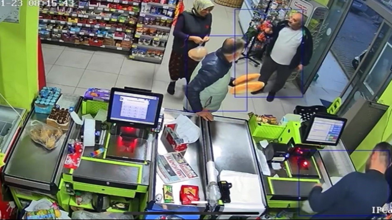 Bu görüntüler herkesi duygulandırdı! Ayakkabılarını çıkarıp çoraplarıyla markete girdi