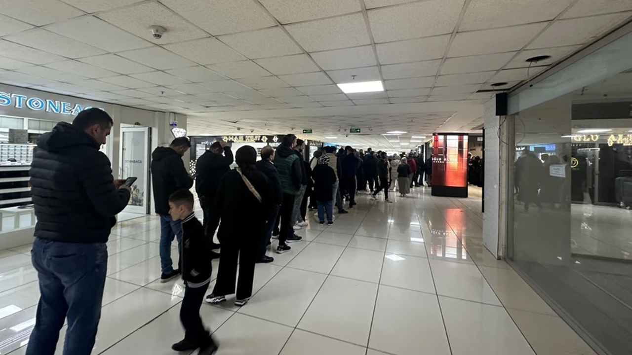 Bu Görüntüler Türkiye'den: Vatandaşlar Altın Kuyruğunda!