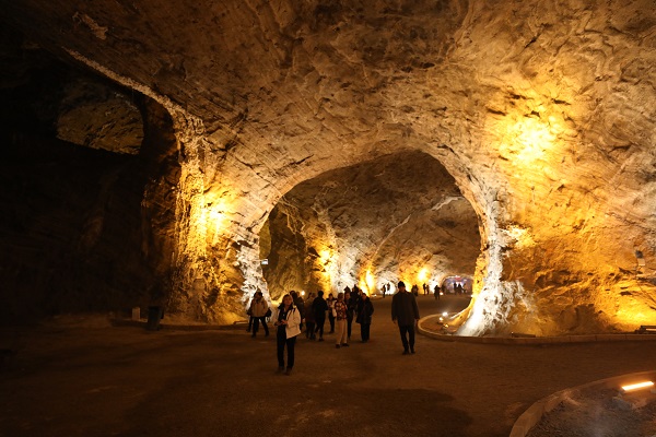 Bu güzellik için yerin metrelerce altına iniyorlar