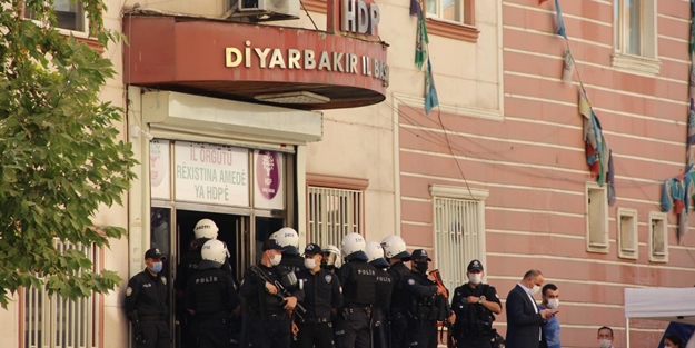 Bu haber 'Atatürkçü' Kemal ve 'Ülkücü' Meral Akşener'e gelsin! Diyarbakır'da HDP binasında terör ajandası