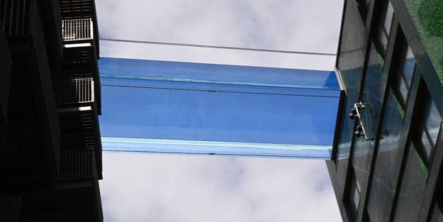 Bu havuzda yüzmek cesaret ister! Dünyanın ilk transparan gökyüzü havuzu