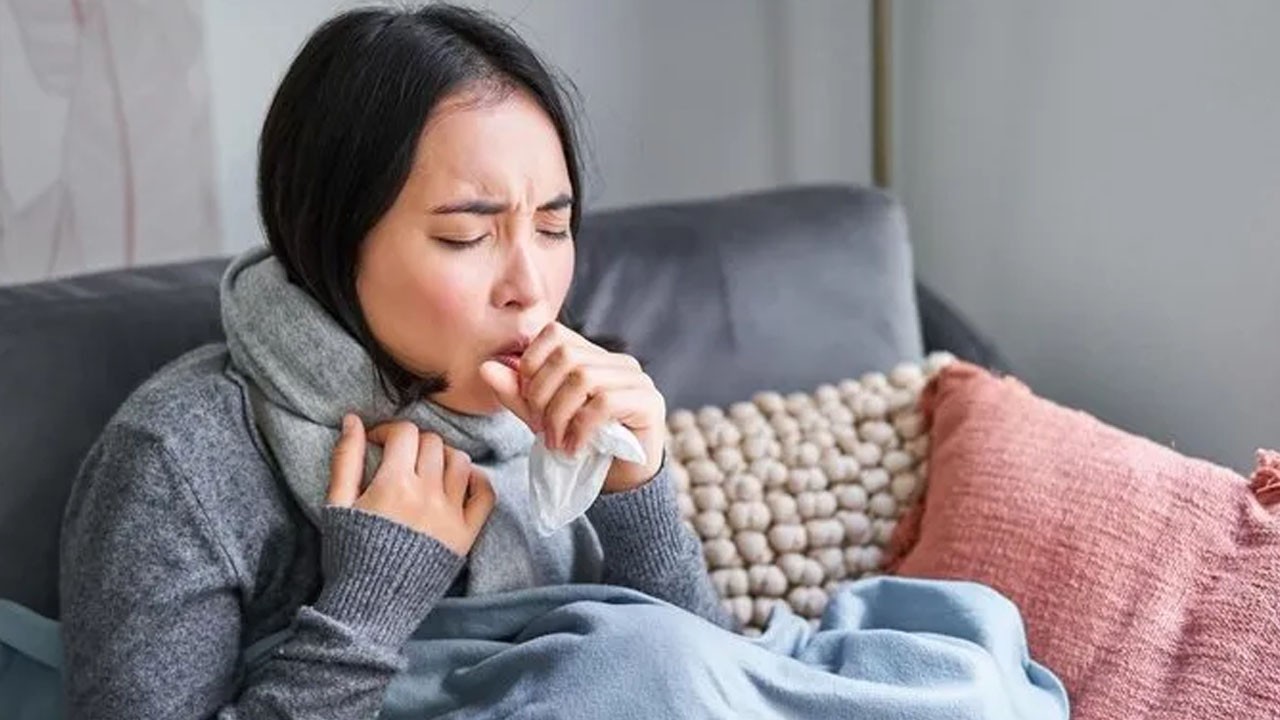 Geçmeyen öksürüğü 1 kaşık pekmez silip süpürüyor: Bu her derde deva