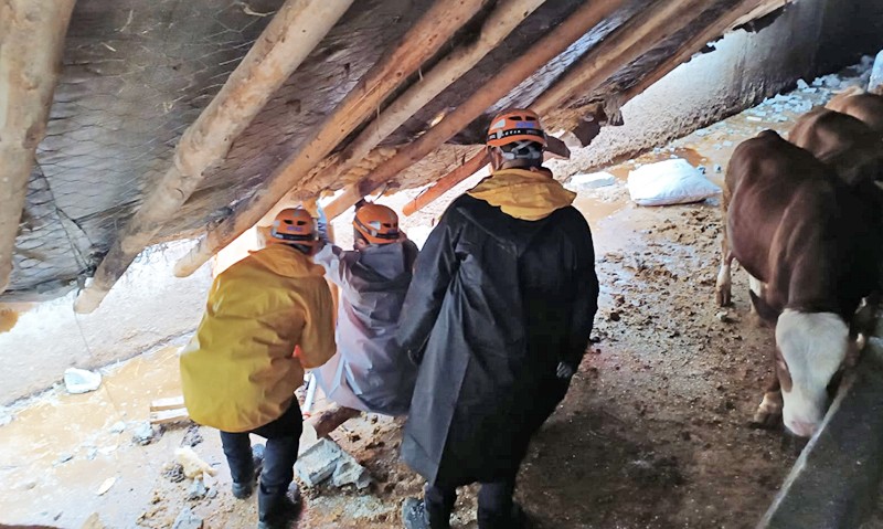 Bu hortum ABD'değil Türkiye'de: Çatılar uçtu, duvarlar yıkıldı