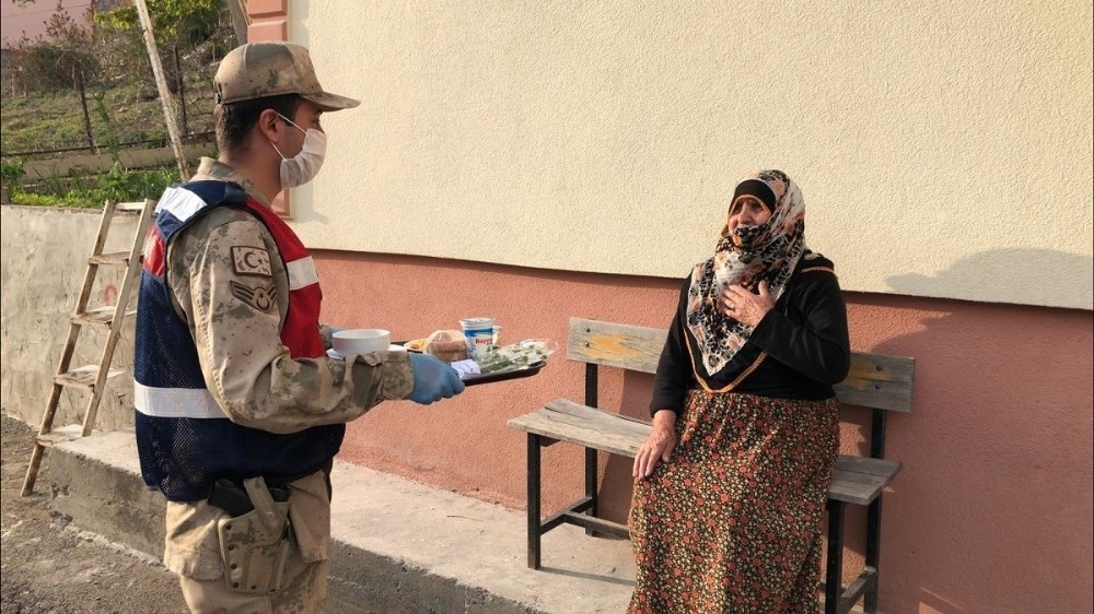 Bu ilçede yaşlıların iftar yemekleri evlerine götürülüyor 