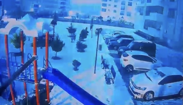 Bu ışık herkesi korkuttu! Deprem sırasında oluşan ışık kaydedildi