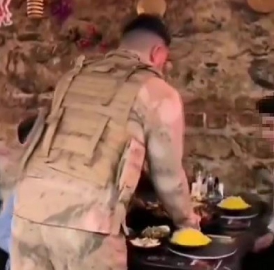 Bu kadar da olmaz! Askeri üniforma ile garsonluk!