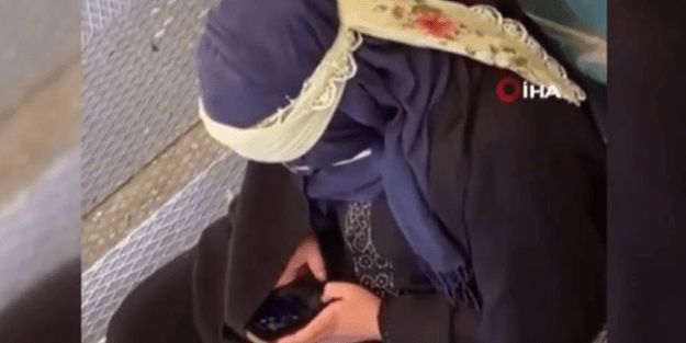 Bu kadar da olmaz! iPhone’lu dilenci kameraya yakalandı