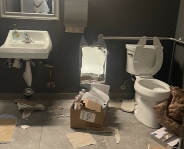 Bu kadar da olmaz! Tuvaletin duvarını delerek yapmışlar