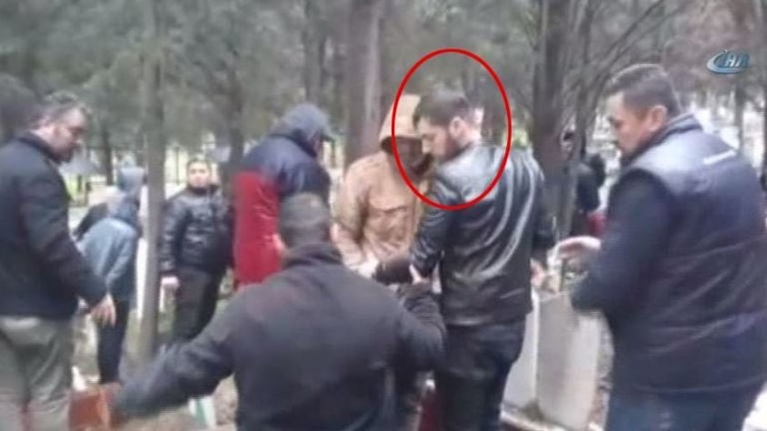 Bu kadar da pişkinlik pes dedirtti.. Katil baba cenazeye katılıp taziyeleri kabul etmiş