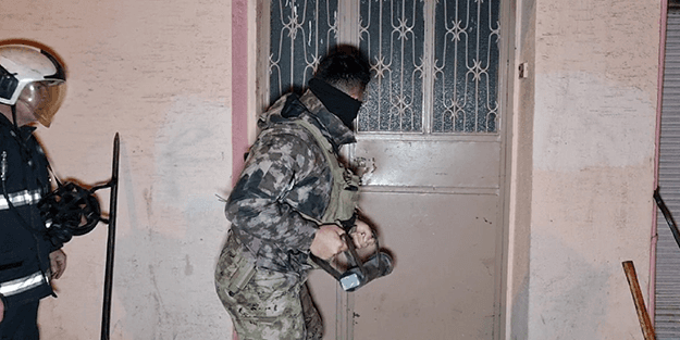 Bu kadar da olmaz! Evin içine molotof kokteyli attılar!