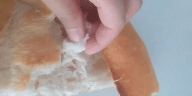 Bu kadarı nasıl olabiliyor! Aldıkları ekmeğin içinden bakın ne çıktı