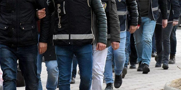 Bu kadarı pes dedirtti! Sahte pasaport, kimlik ve vize hazırlayan şebeke çökertildi