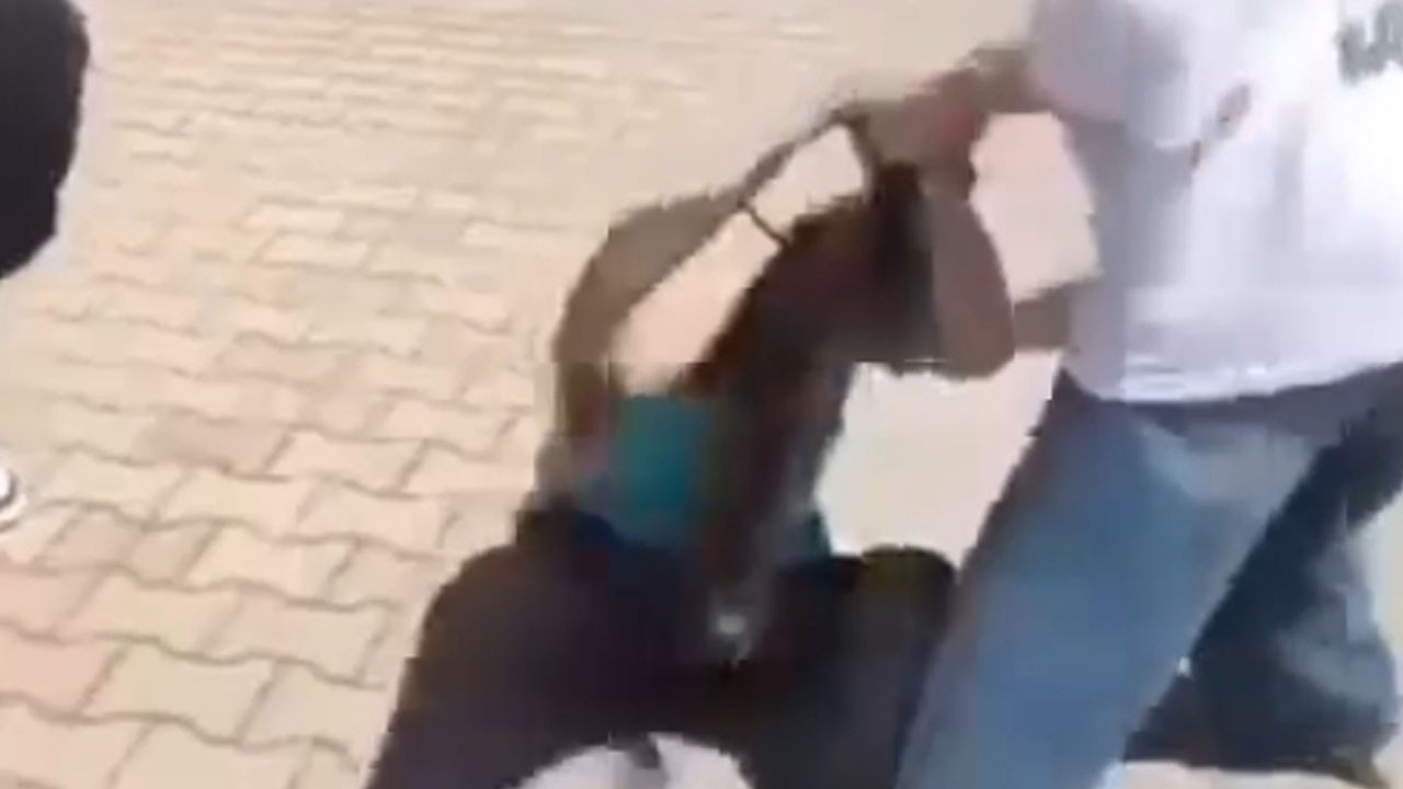 Bu kadarına da pes artık! Liseli genç ortaokul öğrencisini yerde sürükledi