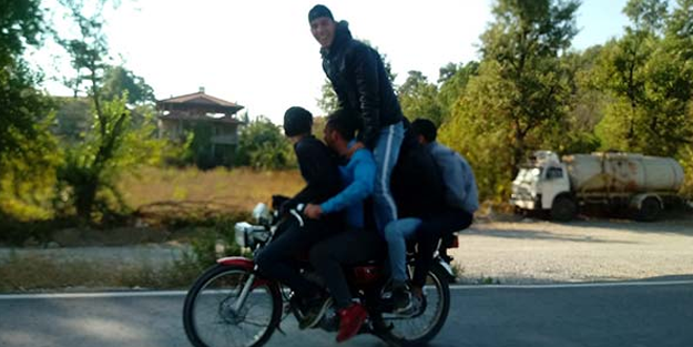 Bu kadarına da pes! Bir motosiklete 5 kişi bindiler