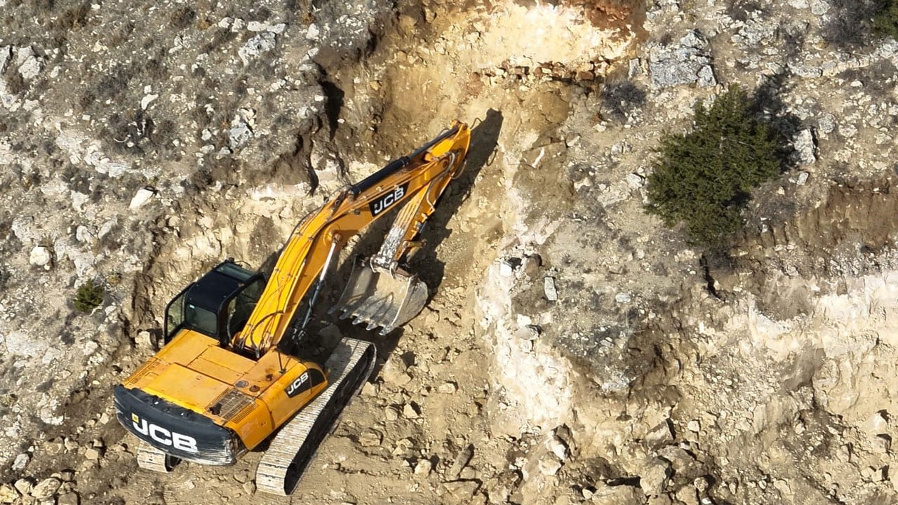 Bu kadarına da pes! İş makinesiyle bakın ne aradılar