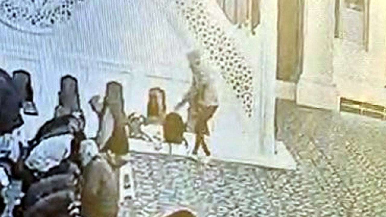 Bu kadarına da pes! Namaz kılanların çantalarını çaldılar