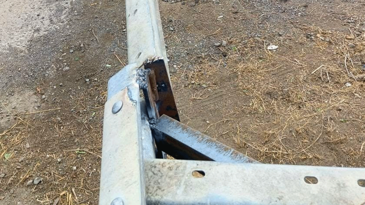 Bu kadarına pes: Yol kısalsın diye bariyeri kestiler