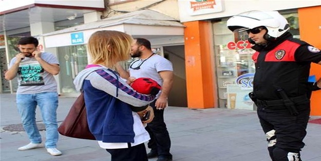 Bu kadın anne olamaz... Sohbet ederken bebeğini bırakıp kaçtı