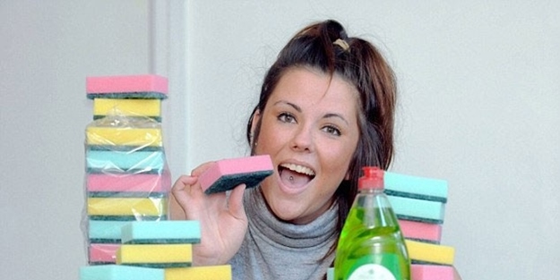 Bu kadın günde 25 tane bulaşık süngeri yiyiyor!