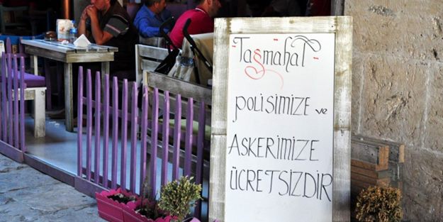 Bu kafe de polis ve askerden para alınmıyor