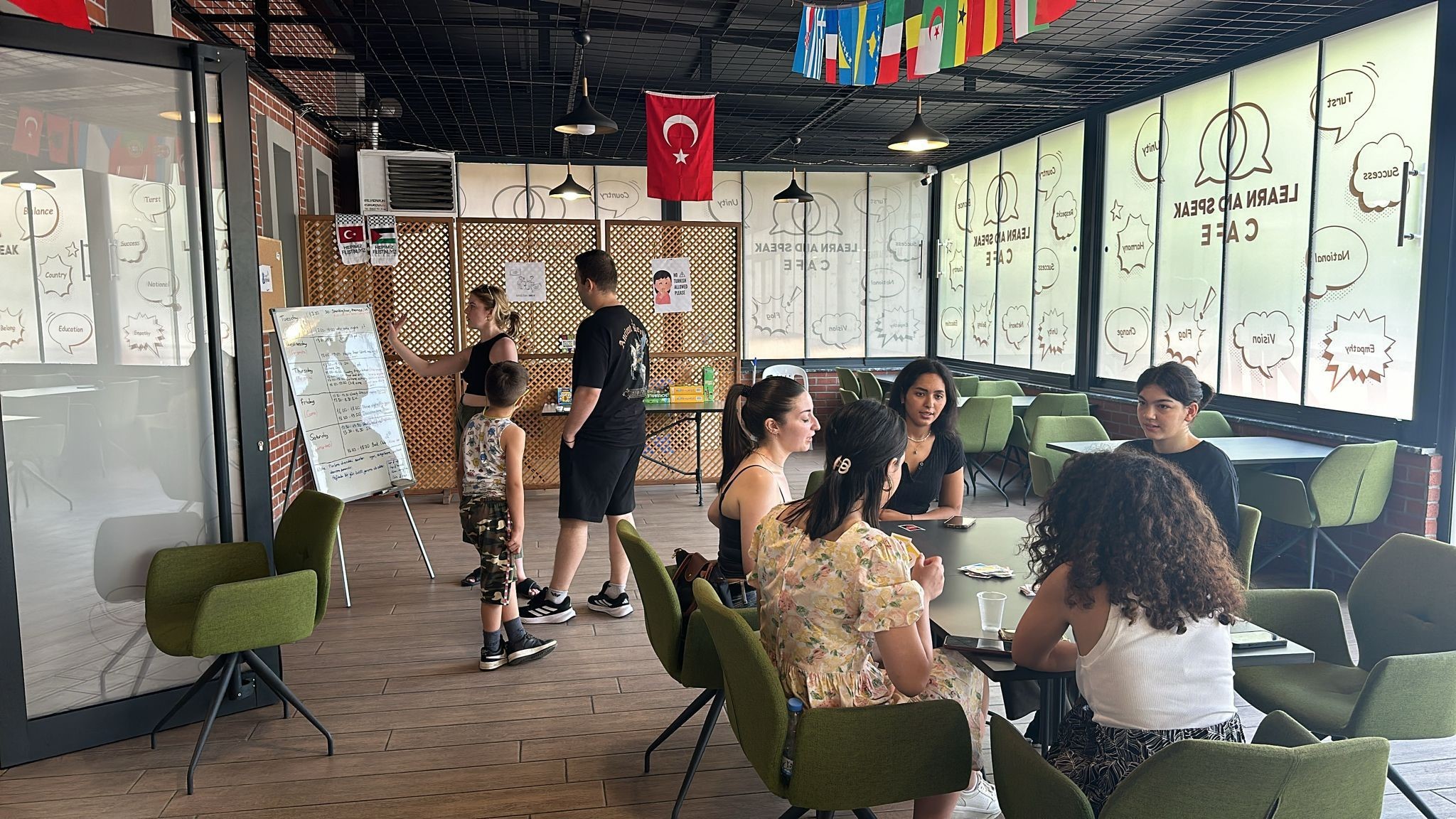 Bu kafede Türkçe konuşmak yasak