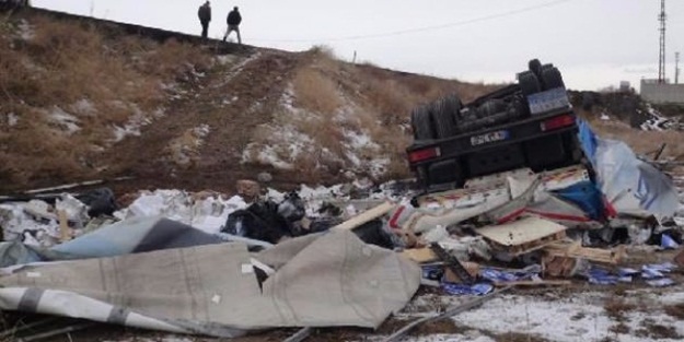 Bu kamyondan burnu bile kanamadan çıktı!