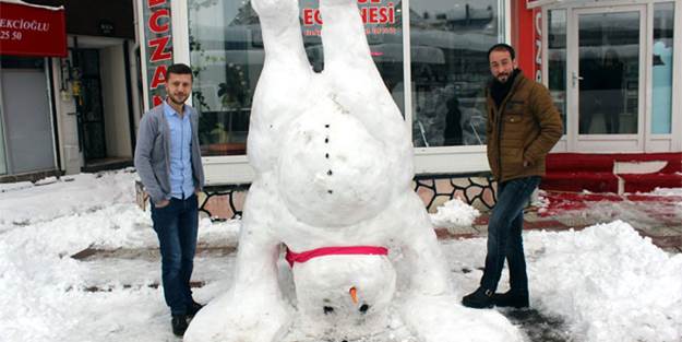 Bu kardan adamda bir terslik var