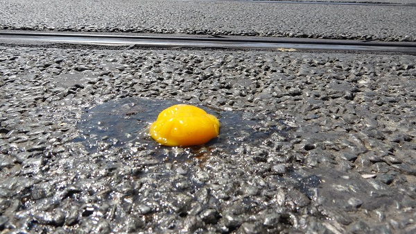 Bu kareler İstanbul'da çekildi! Asfaltta yumurta pişirdiler