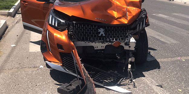 Bu kazadan sağ çıktı! Otomobil ile motosiklet çarpıştı