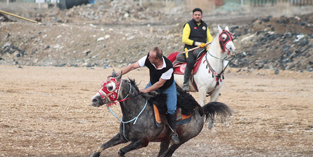 Bu kez atlar depremzede aileler ve çocuklar için dörtnala koştular