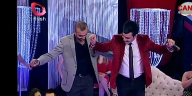 Bu kez sadece kıvıranlar değişti! Flash TV’de dansözlüğe kaldığı yerden devam
