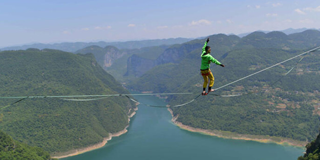 Bu kez virüs değil ip cambazı yürekleri ağza getirdi!