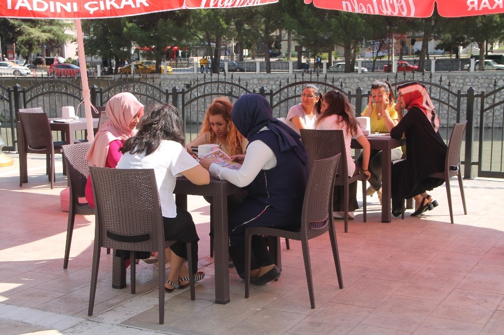 Bu kıraathaneye sadece kadınlar girebiliyor 