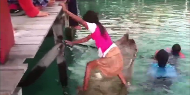 Bu kızın harika bir marifeti var - VIDEO