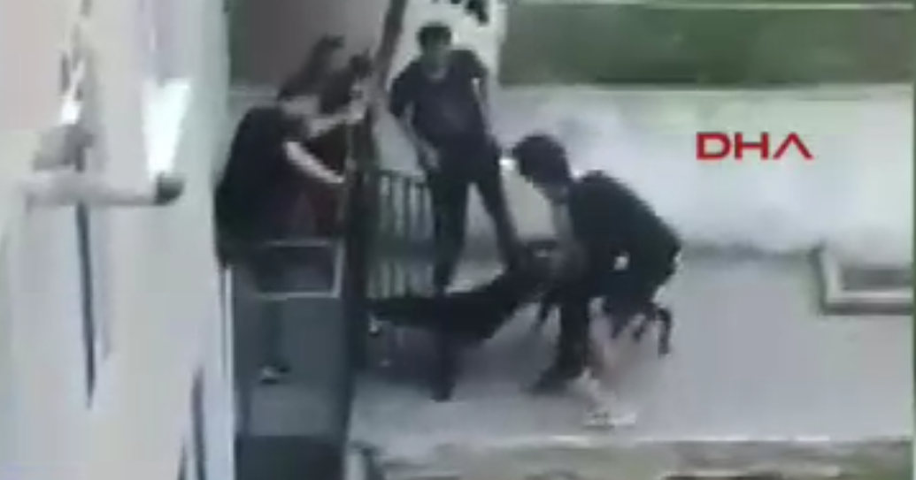 Bu köpeklere hala dur diyen yok! Saldırı anı kamerada