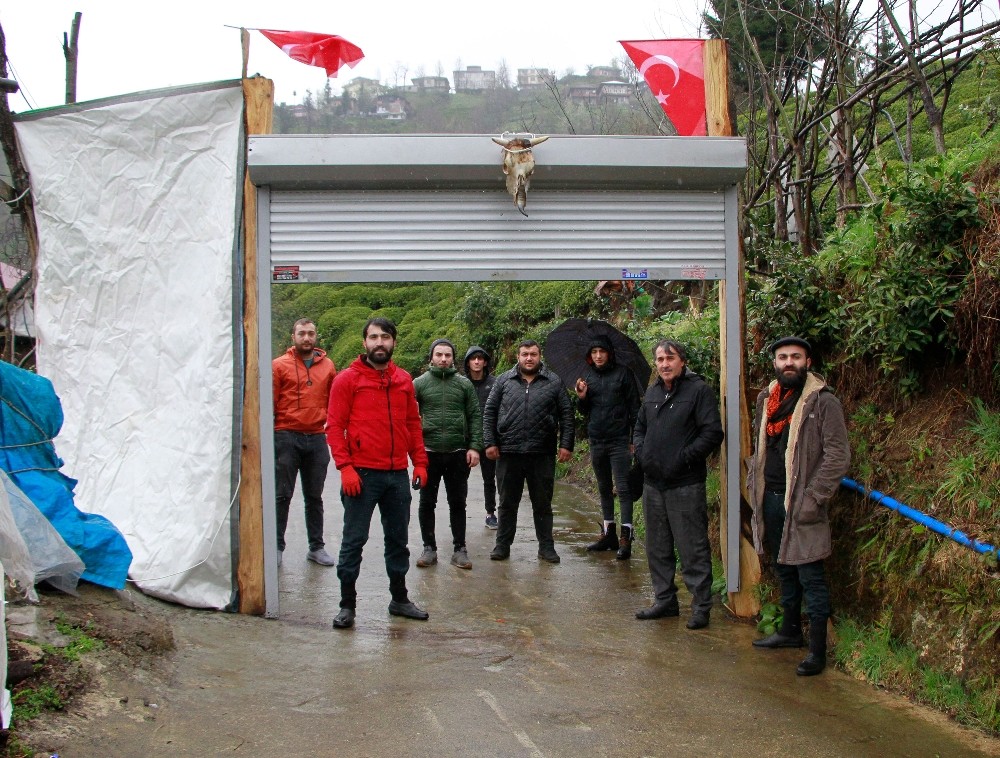 Bu köy halkı kendi karantinasını kendi oluşturdu 