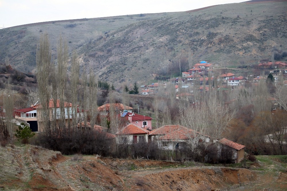 Bu köy kendini korona virüse karşı karantinaya aldı köye misafir kabul edilmiyor 