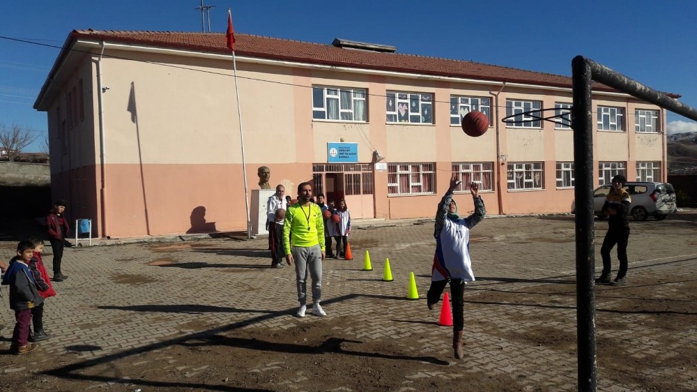 Bu köyde basketbol, kale direğinde oynanıyor 