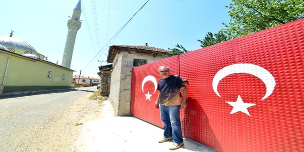 Bu köyde tüm kapılar Türk bayrağına boyalı! Sebebi...